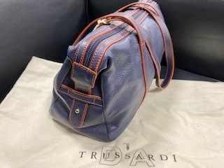 ☆新品☆TRUSSARDI トラサルディ　ハンドバッグ　紺色　レディース_画像3