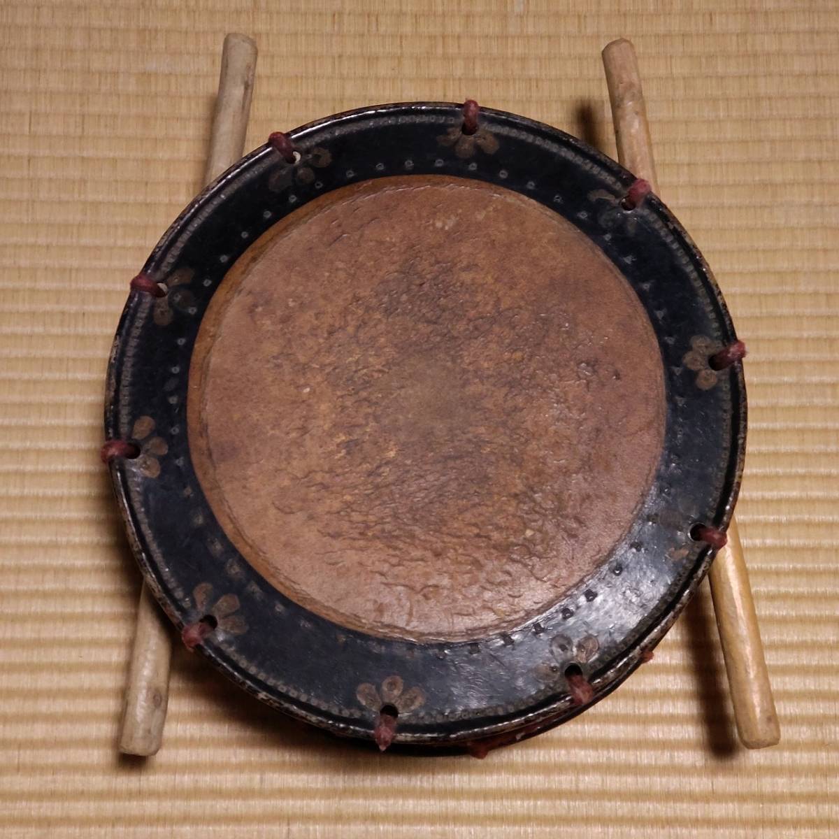 締太鼓 和太鼓 和楽器 撥付き 直径約335㎜ 厚み約150㎜ 古太鼓 レトロ 古物 【2875】