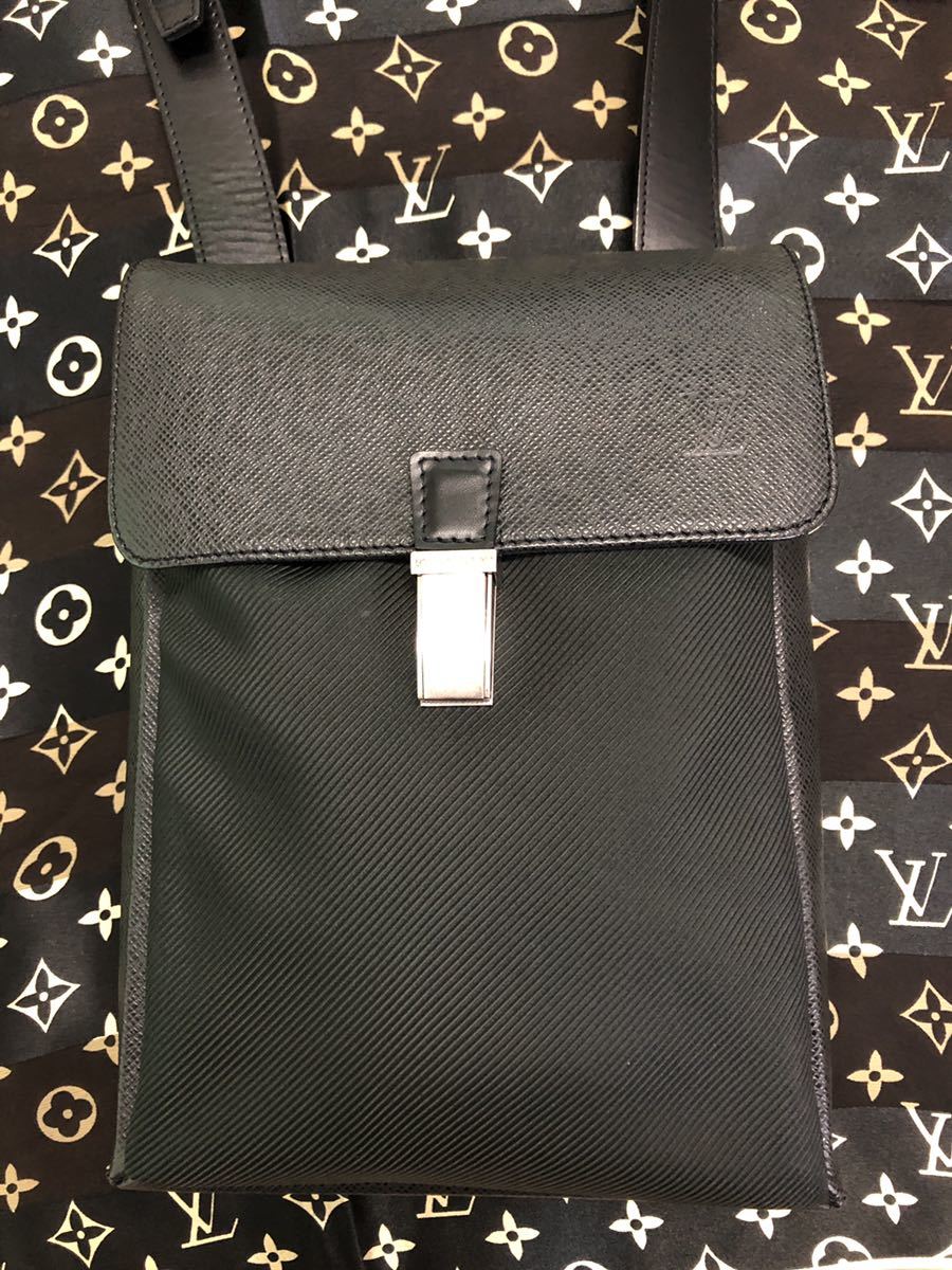 美品　ルイヴィトン Louis Vuitton タイガ サラトヴPM メンズ ショルダーバッグ 斜め掛け かばん レザー 鞄 M30892 定価約15万_画像1