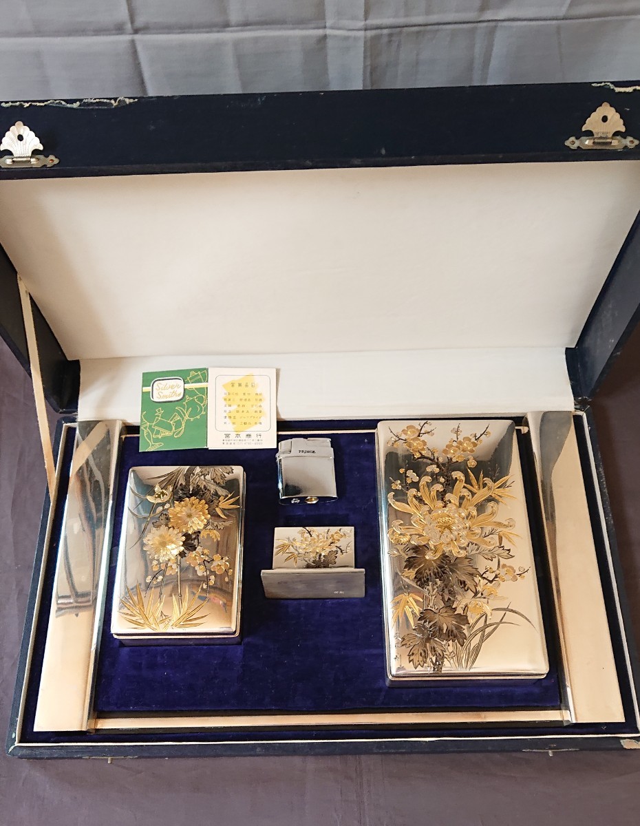 銀製/彫金・煙草道具セット/在銘刻印あり/彫金四君子文/共箱・栞 銀製/彫金・煙草道具セット/在銘刻印あり/彫金四君子文/共箱・栞