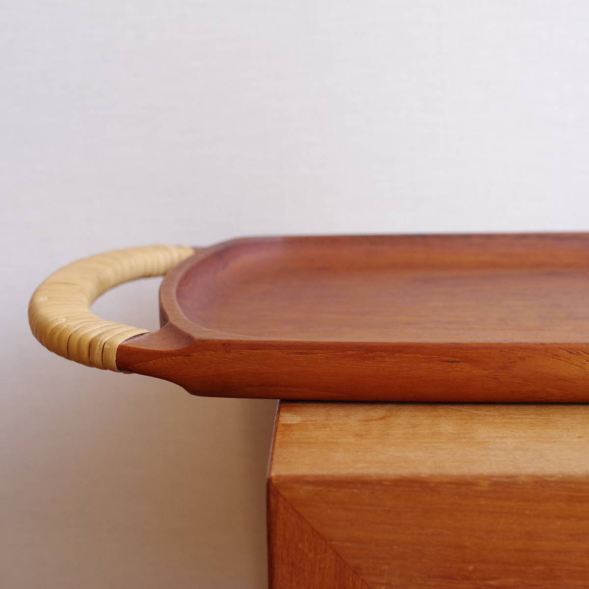 【ビンテージ】ESA デンマーク Denmark チーク Teak トレイ デンマーク製 特大 プレート 無垢材 お盆 藤ハンドル 北欧_画像2