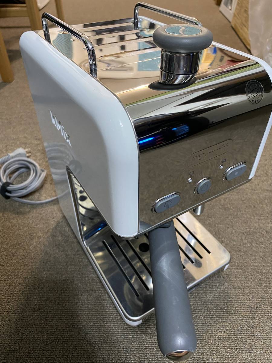 DeLonghi デロンギ kMIX エスプレッソメーカー ES020J-WH 中古(画像参考)