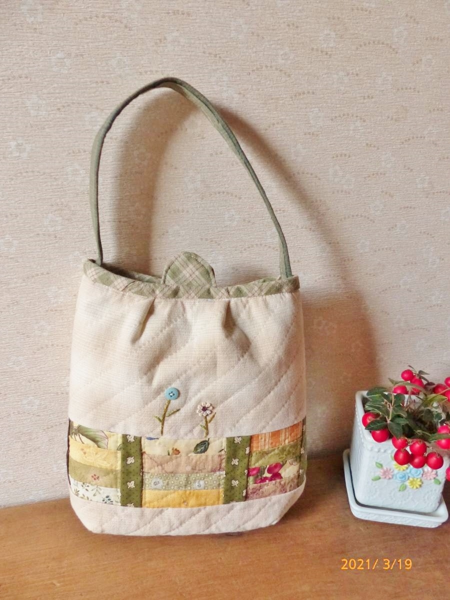パッチワークキルトとお花刺繍 ふんわりミニバッグ マグネット パッチワークキルトとお花刺繍 ふんわりミニバッグ マグネット