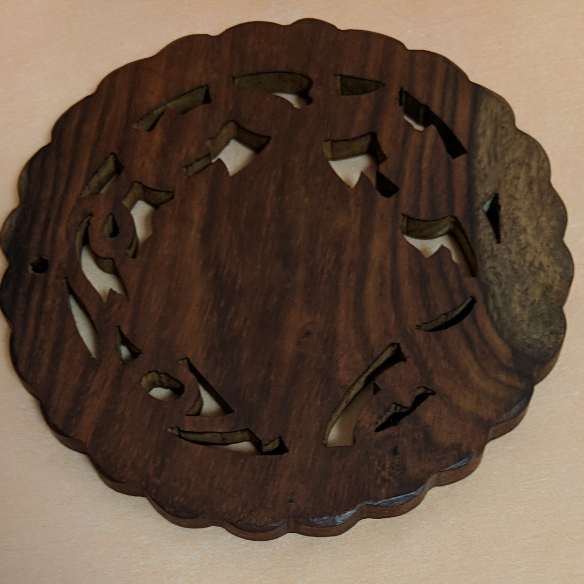 木製☆魚の木彫鍋敷き・丸型