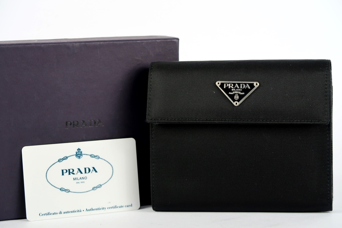 【超美品】PRADA プラダ ナイロン 二つ折り財布 ブラック ブランドウォレット 小物【KJ15】_画像1