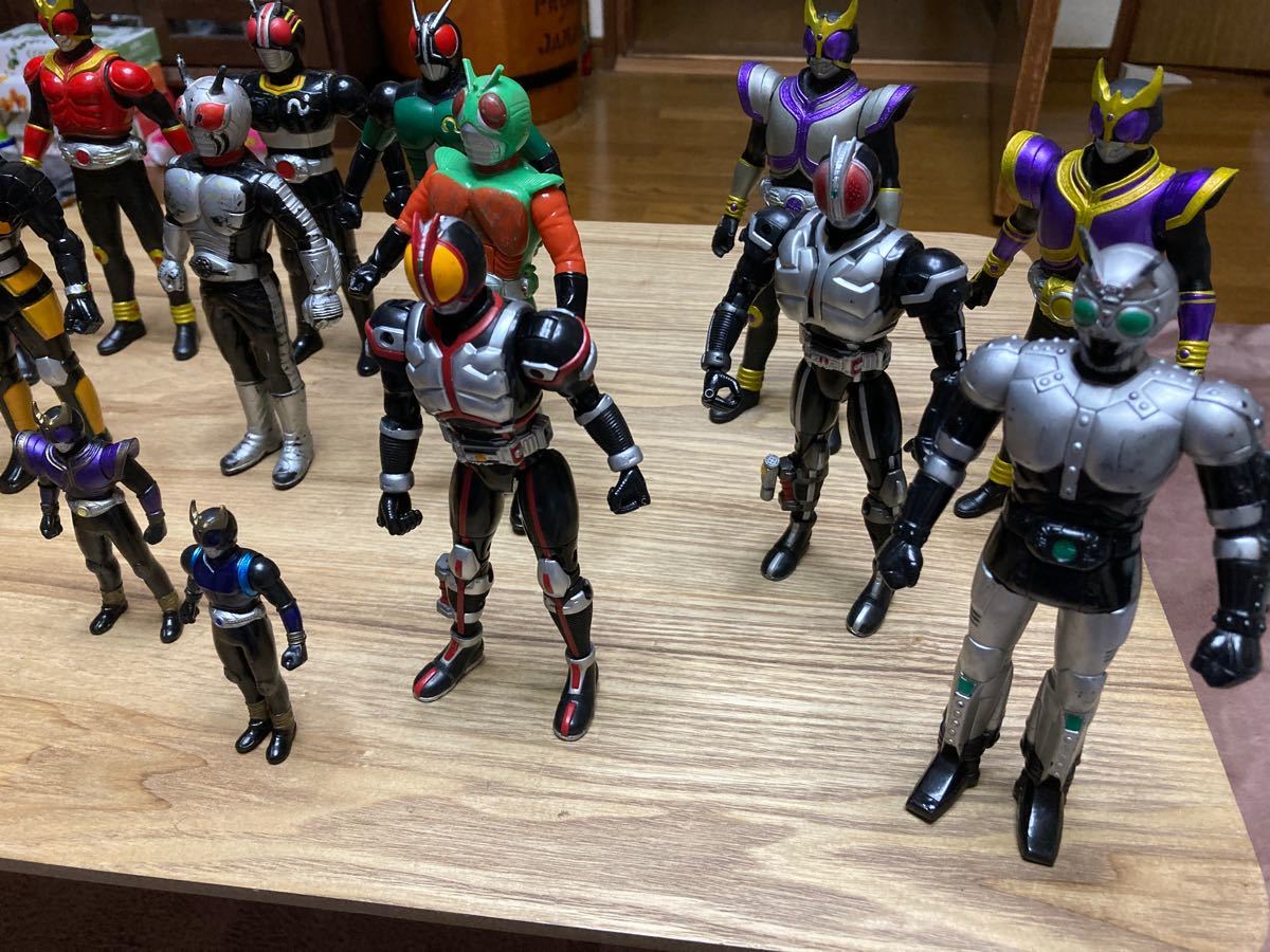 仮面ライダーのフィギュアです。古いものですので神経質な人は、ご遠慮くださいね。