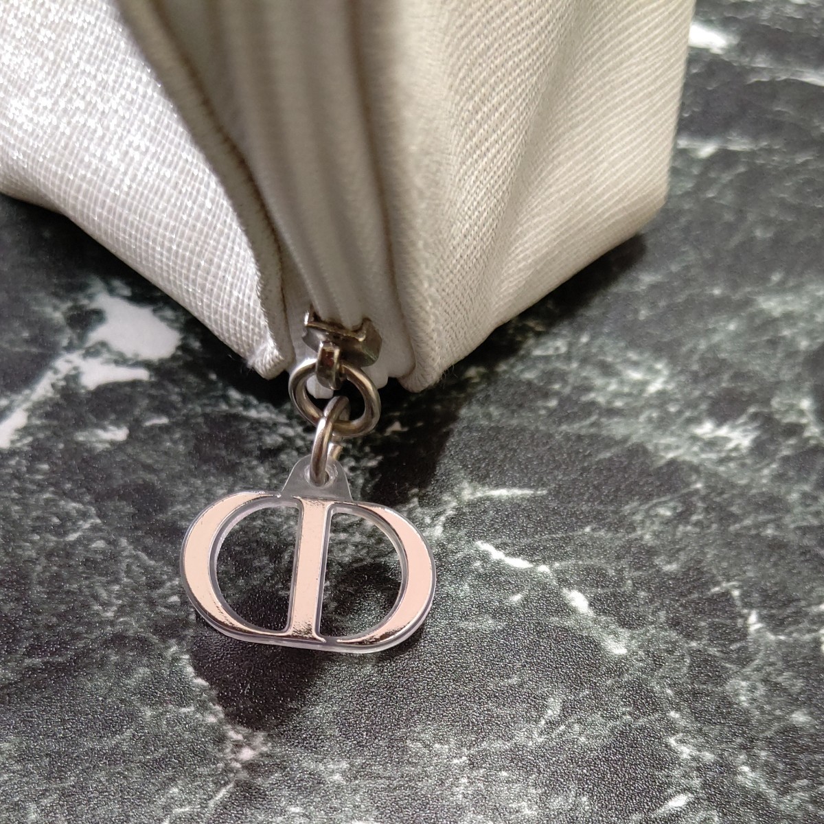オンラインストア売れ済 Dior ノベルティ ポーチ 白 ラメ