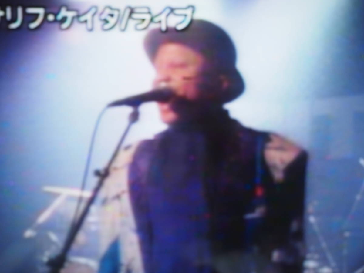 顔にメダカノイズがあります。