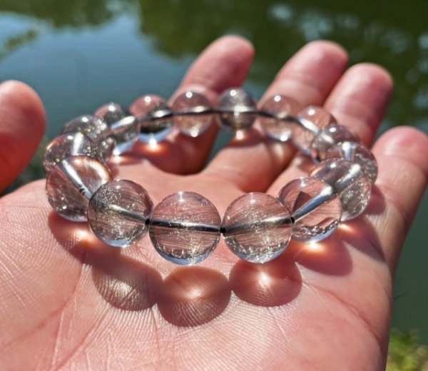 超美品 ほぼクラック無しで、濁りもない水晶の透明感と美しい白銀の針