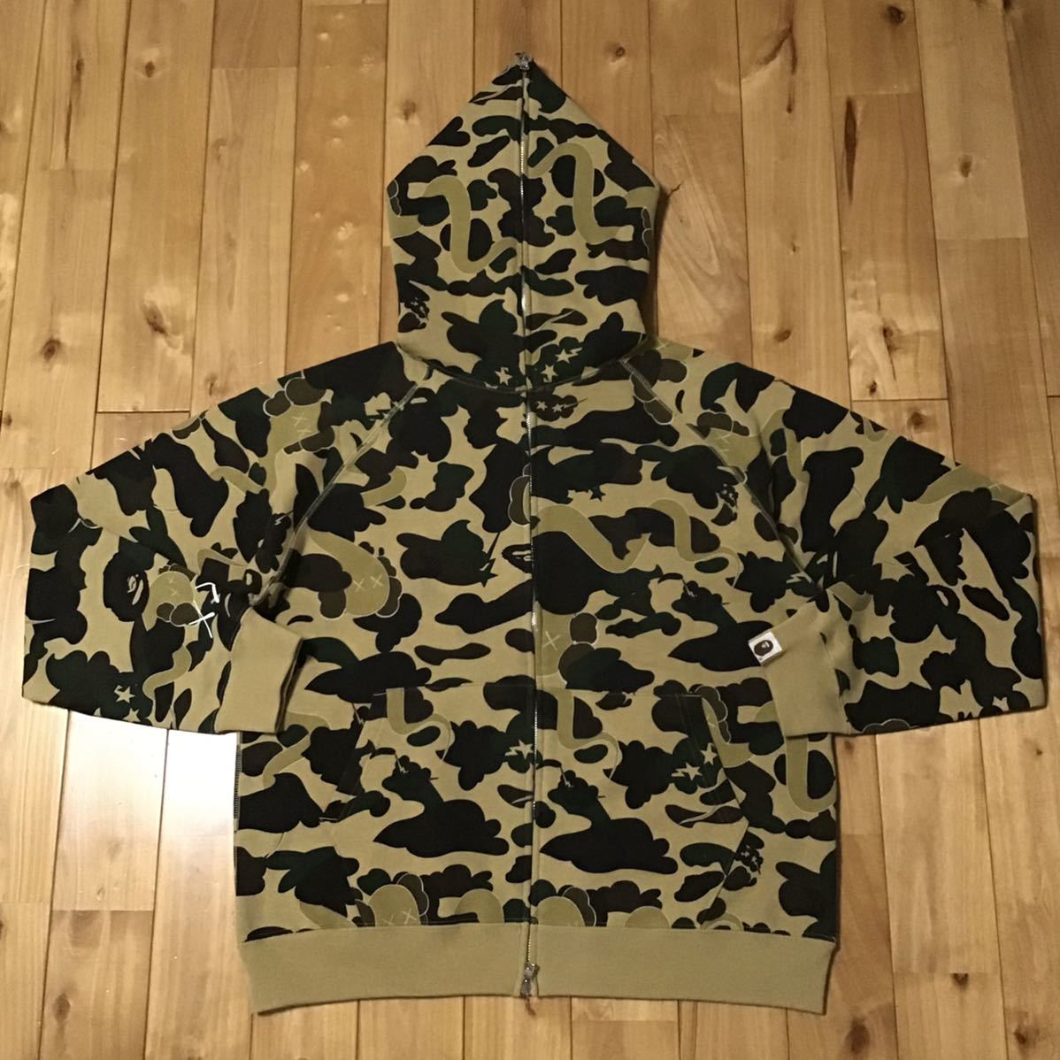 ★美品★ kaws × bape 1st camo パーカー Sサイズ a bathing ape full zip hoodie カウズ エイプ ベイプ アベイシングエイプ bendy wj88_画像1