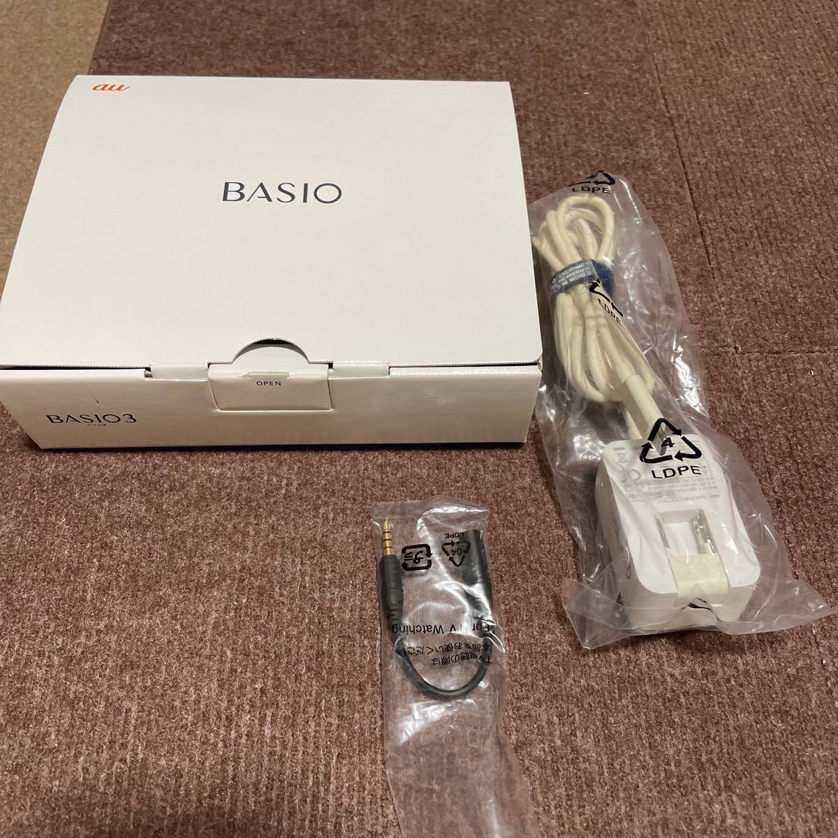 au. BASIO3. ゴールド 中古品