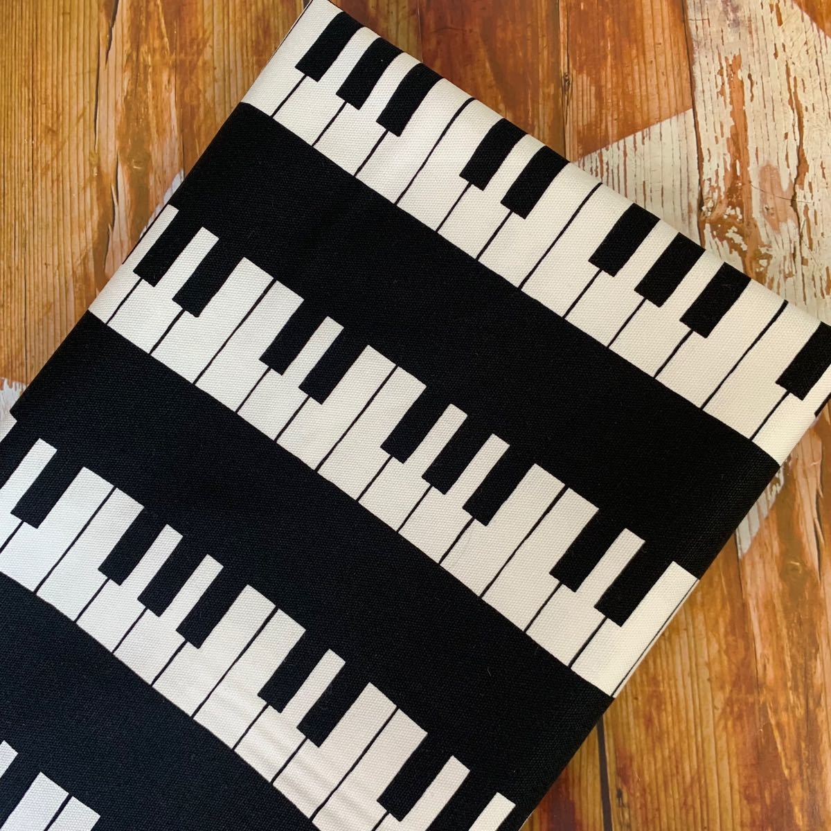 ピアノ柄　鍵盤　オックス　プリント生地　110×100  ブラック×ホワイト