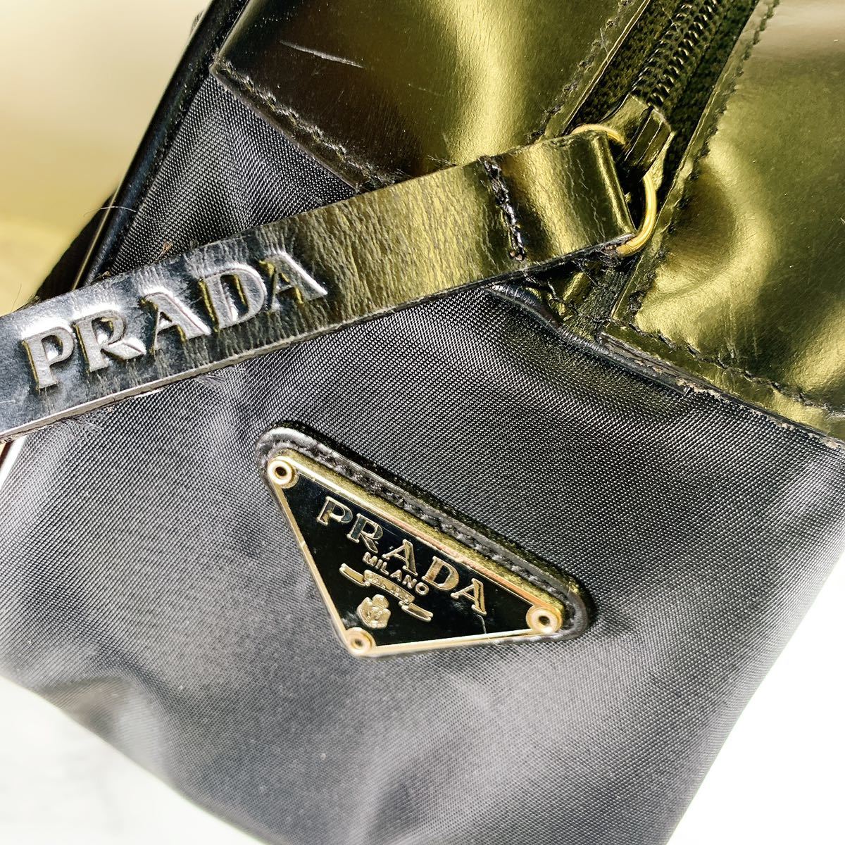希少デザイン PRADA プラダ ミニボストンバッグ 三角プレート