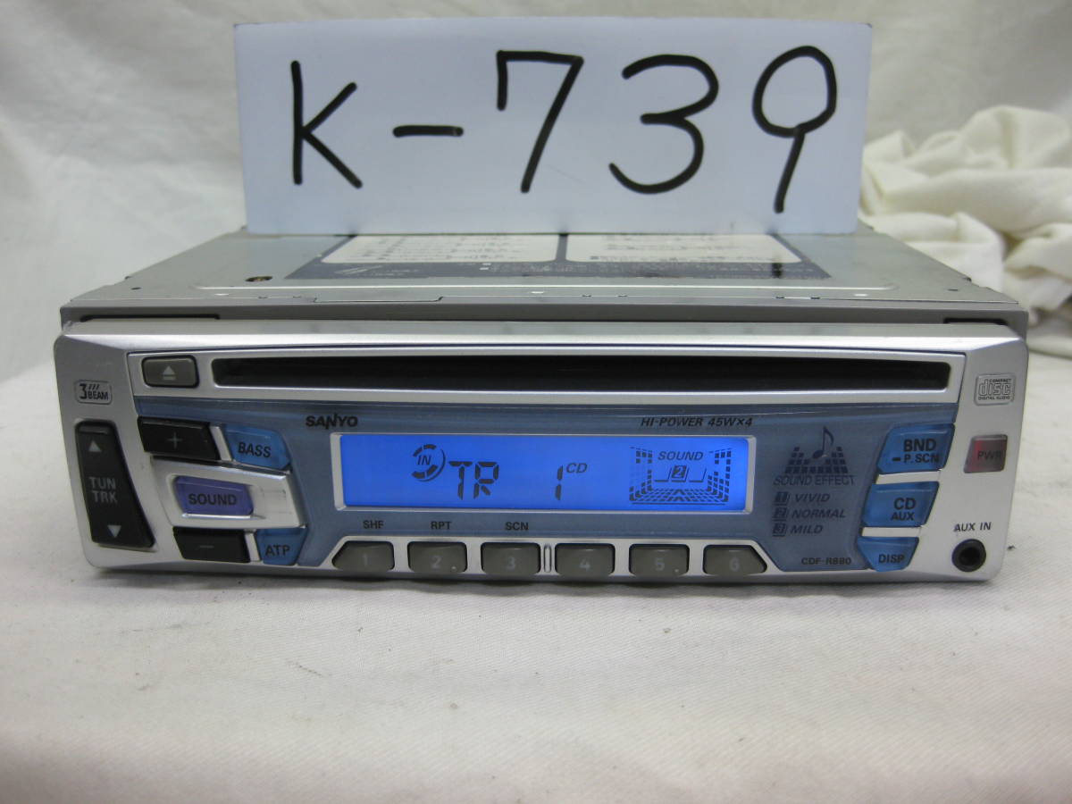 K-739　SANYO　サンヨー　CDF-R880　フロント AUX　1Dサイズ　CDデッキ　故障品_画像1