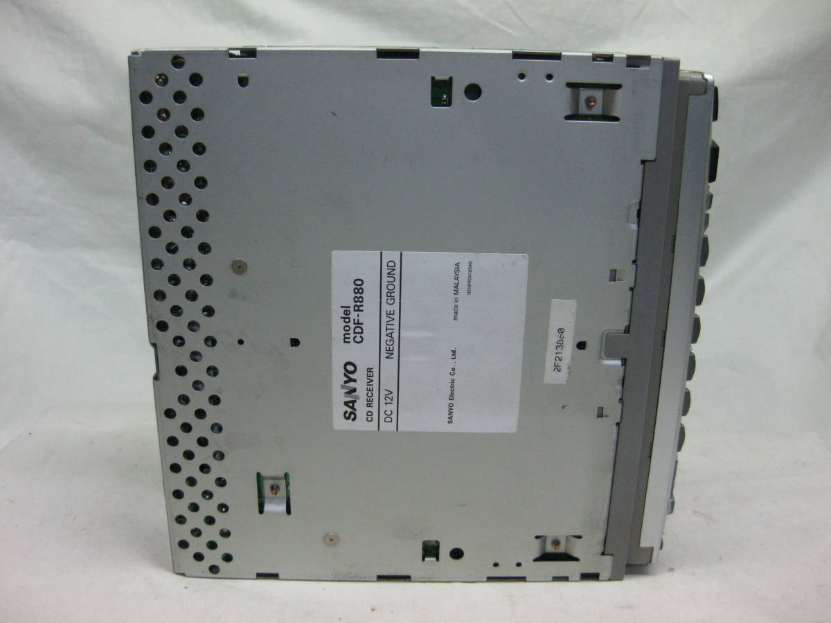 K-739　SANYO　サンヨー　CDF-R880　フロント AUX　1Dサイズ　CDデッキ　故障品_画像8