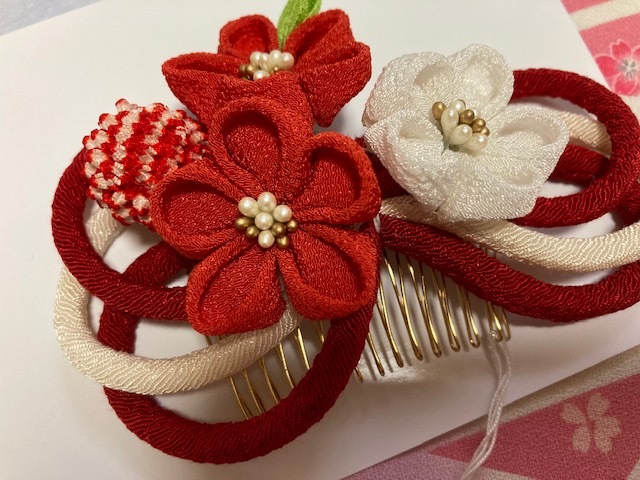 .. cloth made hair ornament ( width approximately 10cm. comb attaching )& flax. leaf / Sakura floral print cotton 100% made in Japan small furoshiki ( approximately 52cm angle )& doll hinaningyo attaching greeting card ( envelope : approximately 18×12cm) unused 