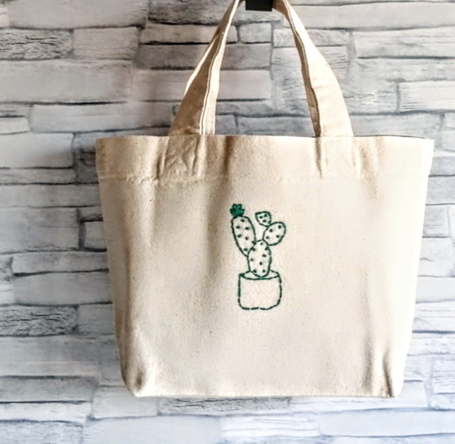 【刺繍】キャンバスミニトートバッグ　緑のサボテン　生成り　帆布　ランチバッグ　エコバッグ　コットン　ハンドメイド