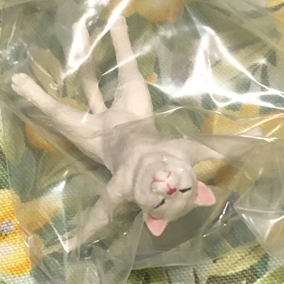 ここは俺がくいとめた お前は幸せになるニャー シロ 貓/スマホ/スタンド/cat