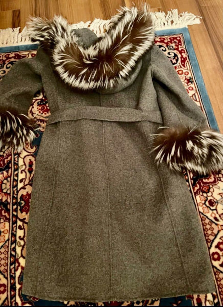 S maxmara のwool一枚仕立ての灰色コート silver foxファー-