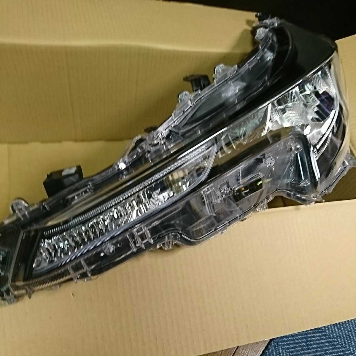 ☆ トヨタ純正 カローラスポーツ ZWE211H ハイブリッド Koito 12-612