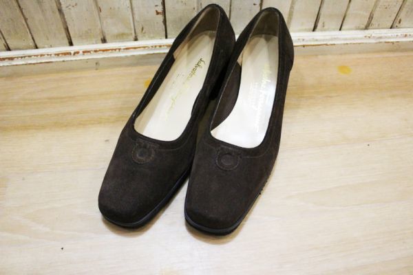 超人気 ブラウン系 レディース ローヒール スクエアトゥスウェードパンプス Q97★SalvatoreFerragamo/フェラガモ 5.1/2(23cm相当) ★ USED 5ハーフ 超人気 ブラウン系 レディース ローヒール スクエアトゥスウェードパンプス Q97★SalvatoreFerragamo/フェラガモ 5.1/2(23cm相当) ★ USED 5ハーフ