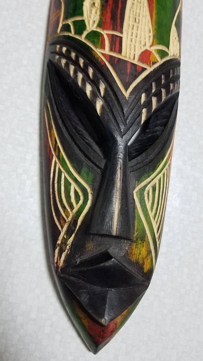 アフリカ、タンザニアの木彫りマスク-