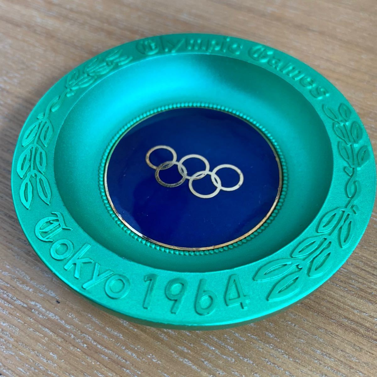 【1964年 東京オリンピック 公式グッズ 七宝皿】（未使用、箱付き） 飾り皿 灰皿