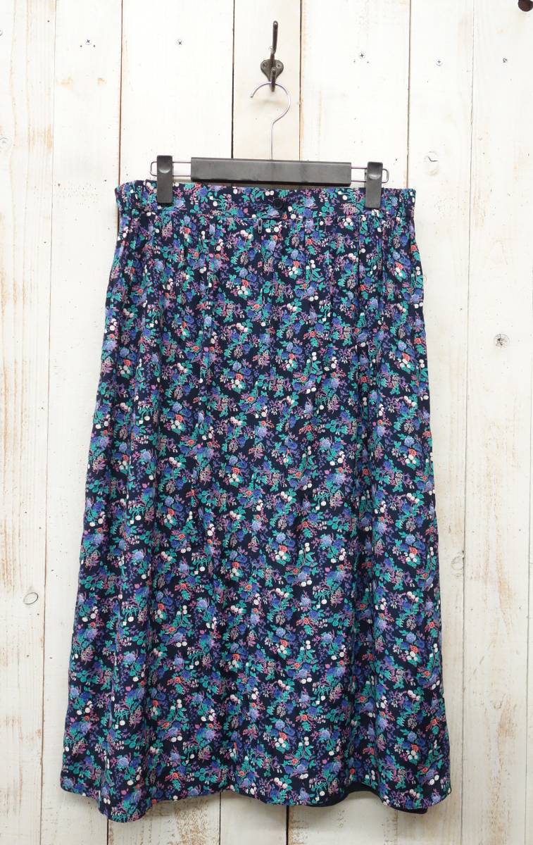 古着卸　ヨーロッパ仕入 ＊Vintage Tirol Tyrol Skirt 　ヴィンテージ　チロルスカート　42＊Canda ＊ネイビー系花柄　薄手レーヨン系_画像3