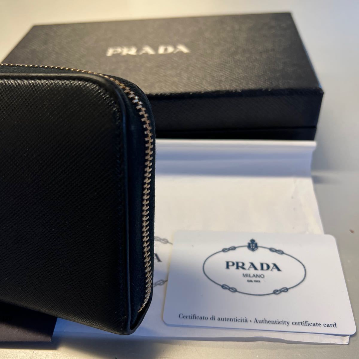 未使用に近い！ プラダ PRADA 財布 長財布　サフィアーノレザー　ラウンドファスナー