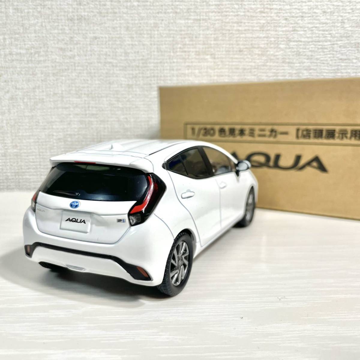 即決 非売品 トヨタ アクア AQUA カラーサンプル 1/30 ミニカー