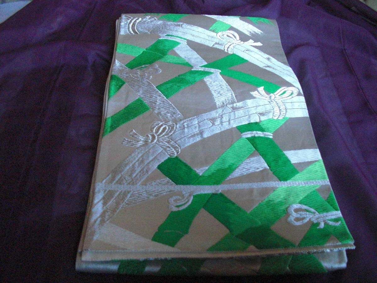 ふくろおび　西陣織袋帯　振袖訪問着無地着物向き袋帯　燻しの銀糸が地色でグリーンの糸とプラチナ糸で柄が織られた豪華な袋帯_画像2