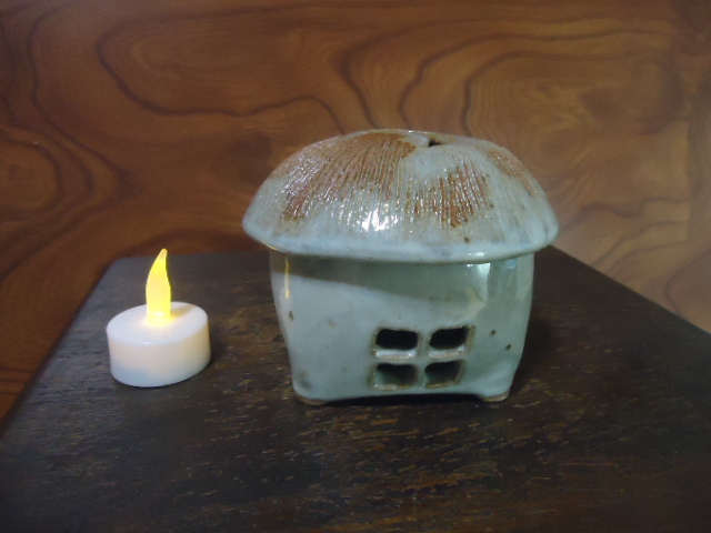 陶器.葛屋根.茅葺屋根の香炉.珍しい形です。円の形。。ミニ電池ろうそく付き・蚊遣り渦香炉_蝋燭は付属します