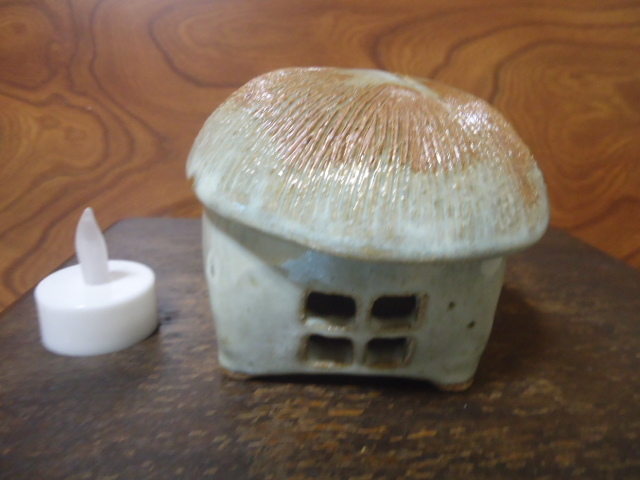 陶器.葛屋根.茅葺屋根の香炉.珍しい形です。円の形。。ミニ電池ろうそく付き・蚊遣り渦香炉_画像5