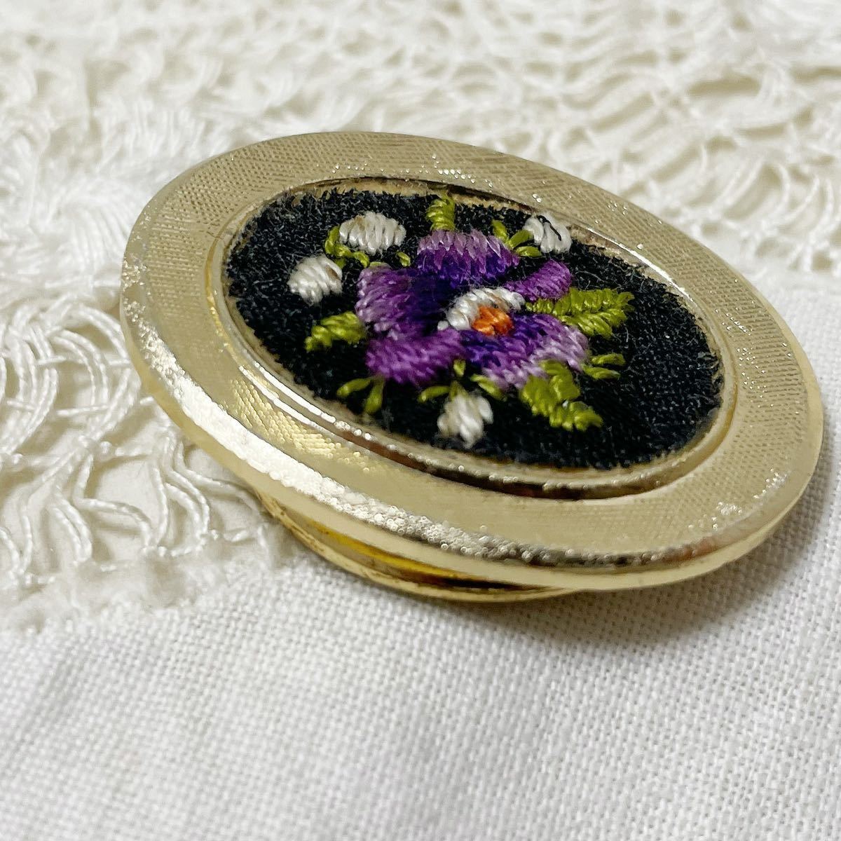 ヴィンテージ【W.GERMANY】スミレの刺繍のスカーフクリップ＊ドレスクリップ＊西ドイツ製＊ブローチ＊ニードルポイント＊プチポワン