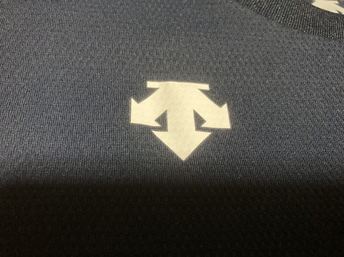  beautiful goods Descente dark blue, Logo white stretch tops size S