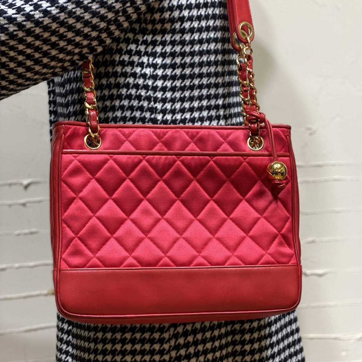 希少カラー VINTAGE CHANEL サテン地×ラムスキン チェーンショルダーバッグ マトラッセ 赤 ボールチャーム ゴールド金具 トートバッグ