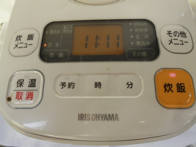 ☆ マイコン炊飯器 アイリスオーヤマ ERC-MA30-W 2017年製 3合炊き 大阪から AA2111 _画像2