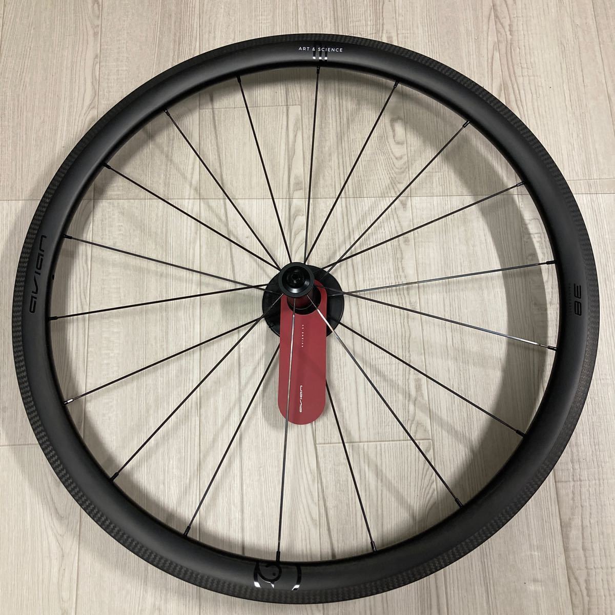 美品】avien カーボンホイール 700c ワイドリム リムブレーキ用 美品】avien カーボンホイール 700c ワイドリム リムブレーキ用