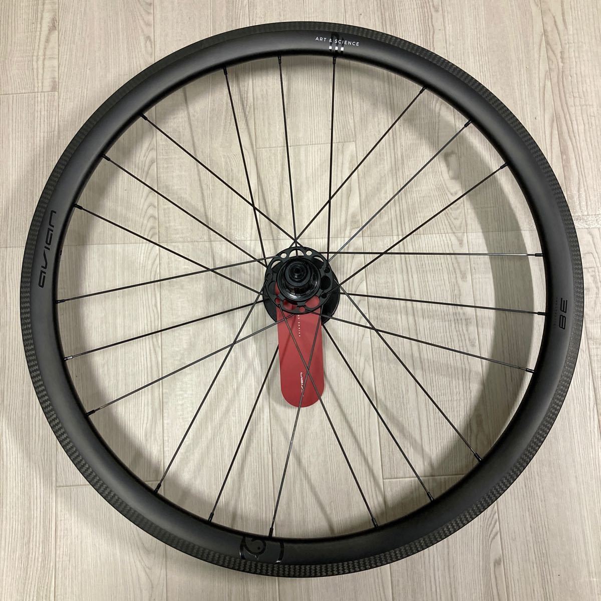 美品】avien カーボンホイール 700c ワイドリム リムブレーキ用 美品】avien カーボンホイール 700c ワイドリム リムブレーキ用