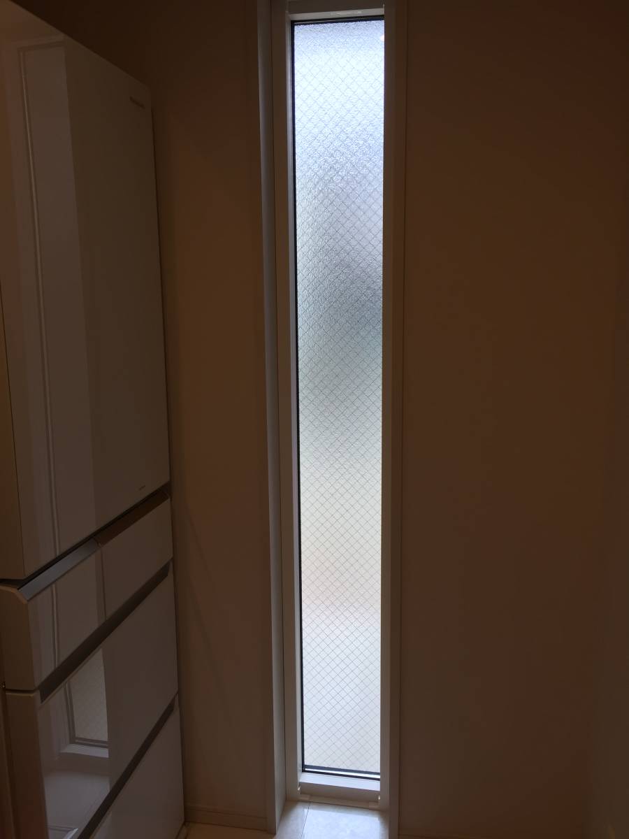 この窓用に買いました