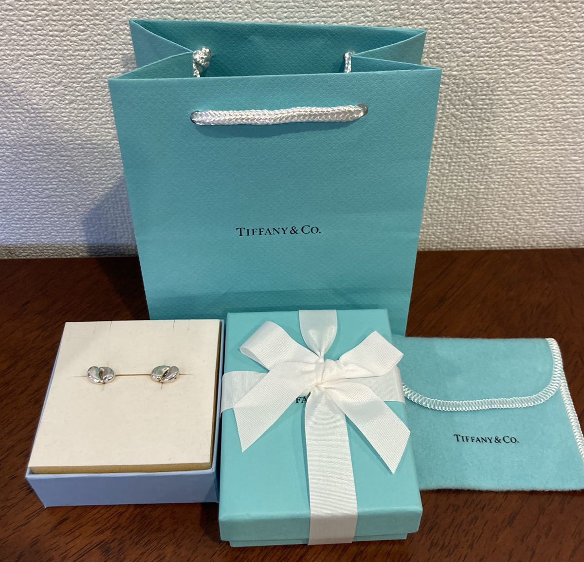 新品 未使用 正規品 ティファニー tiffany&co ピアス ディアドロップ シルバー ケース 巾着 紙袋 リボン ディアドロップ ギフト プレゼント_画像2