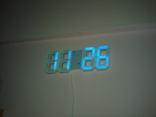 人気 デジタルLED大型壁掛け時計全5色 モダン ホーム リビング 装飾 日付 カレンダー 目覚まし 時計 壁掛け LED デジタル インテリア_画像2