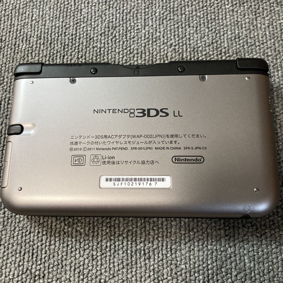 ニンテンドー3DS LL シルバー×ブラック　ほぼ新品