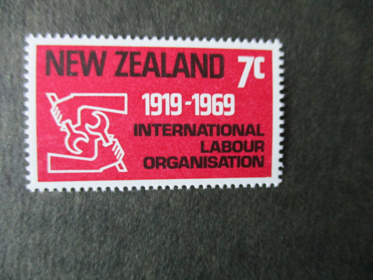 ILO発足50年記念ーILOのマーク　1種完　未使用　VF・NH　1969年　ニュージーランド共和国_画像1