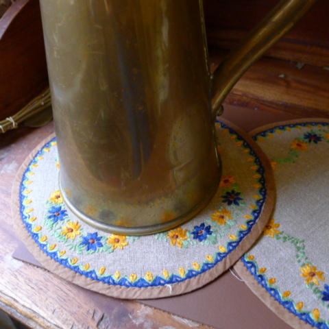 英国アンティーク　　刺繍　テーブルクロス　カラフル　花柄　中　2枚セット　ディスプレイ　イギリス アンティーク雑貨_画像6