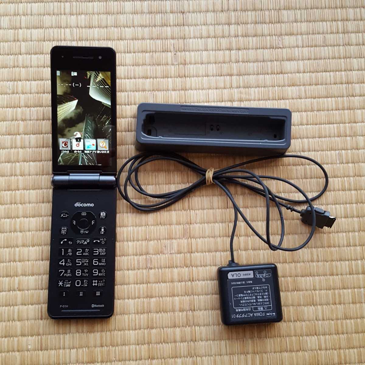 docomo P-smart ケータイP-01J ブラック 充電アダプタ付き - 携帯電話