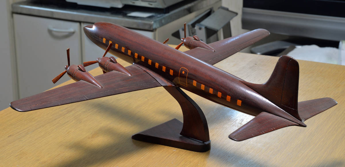 ** Manufacturers unknown wooden construction type passenger plane model ( total length 47cm× overall width 53cm)da glass DC-6?**