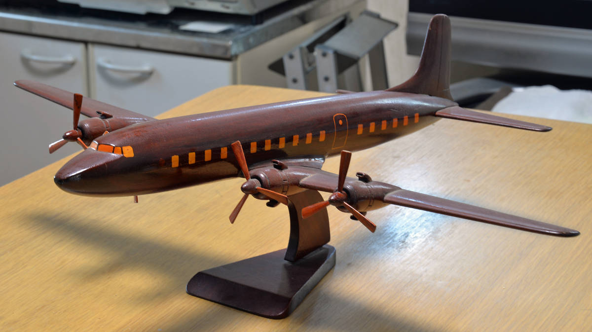 ** Manufacturers unknown wooden construction type passenger plane model ( total length 47cm× overall width 53cm)da glass DC-6?**