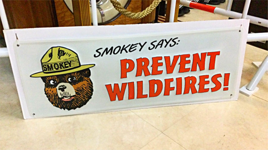 エンボス看板／スモーキーベア（L）PREVENT WILDFIRES 山火事防止 インテリア アメリカン雑貨 ブリキ看板 フォレストサービス 森林局 USA