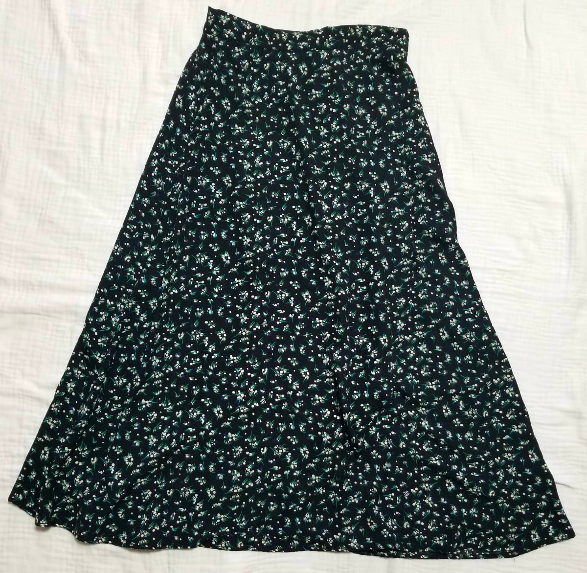 Studio　CLIP スタディオクリップ　サイズM 　３８　9号黒地に小花っぽい細かな模様ですフレアスカート巻きスカート